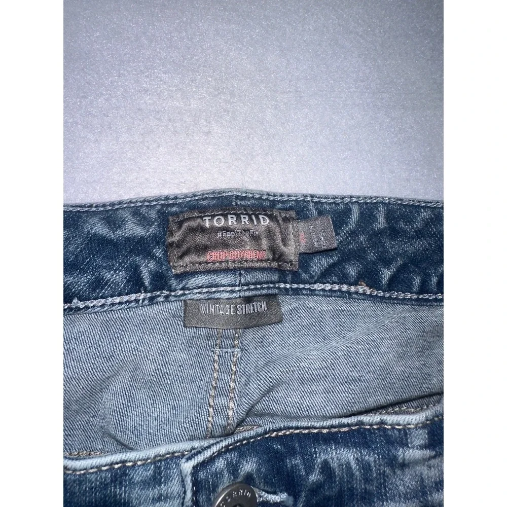 Torrid Crop Boyfriend Vintage Stretch Mid Rise Women'sβ Distressed Jeans Size 26 - Picture 8 of 9